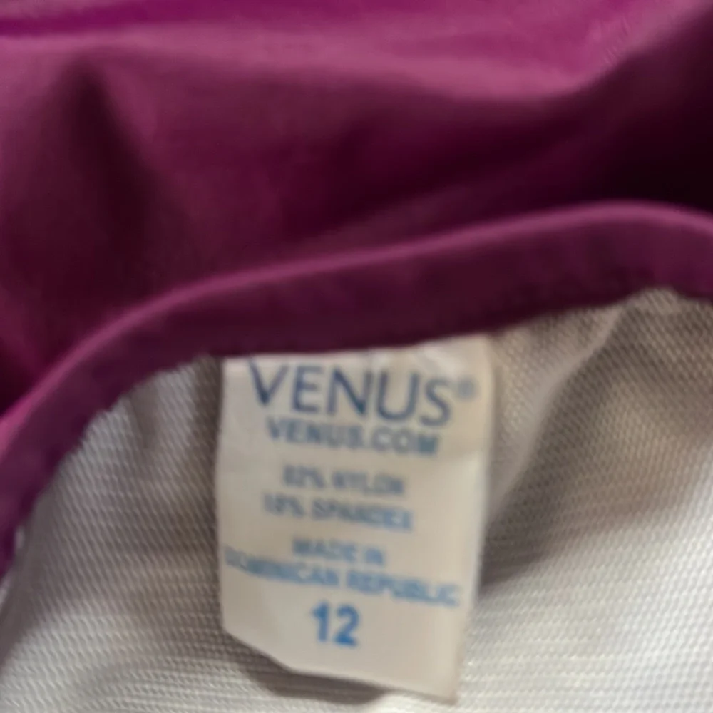 Venus size 12 tankini, with skirted bottom. Included extra black bottom - Picture 7 of 9